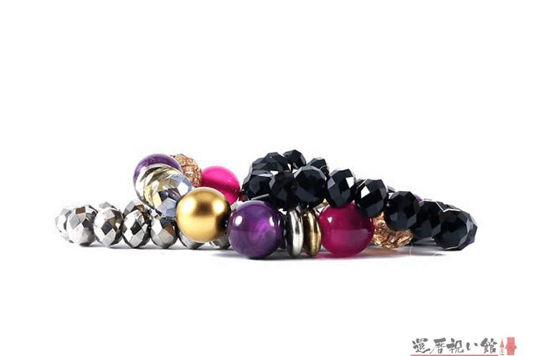 宝石で作られたカラフルなブレスレット