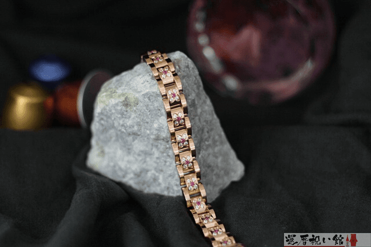 真ん中に花があしらわれたゴールドのネックレス