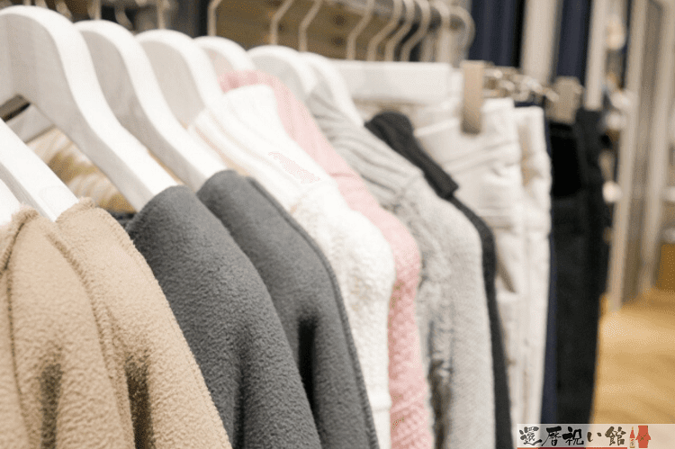 レディースファッションショップで売られているハンガーに掛けられた洋服たち