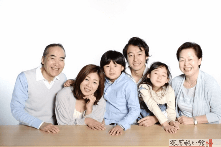 二世帯の家族で団らんしている様子