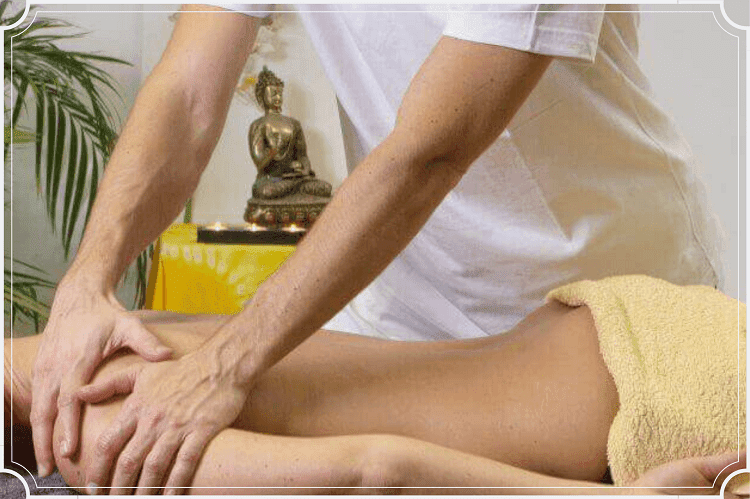 エステサロンの男性が女性の肩をマッサージしている様子