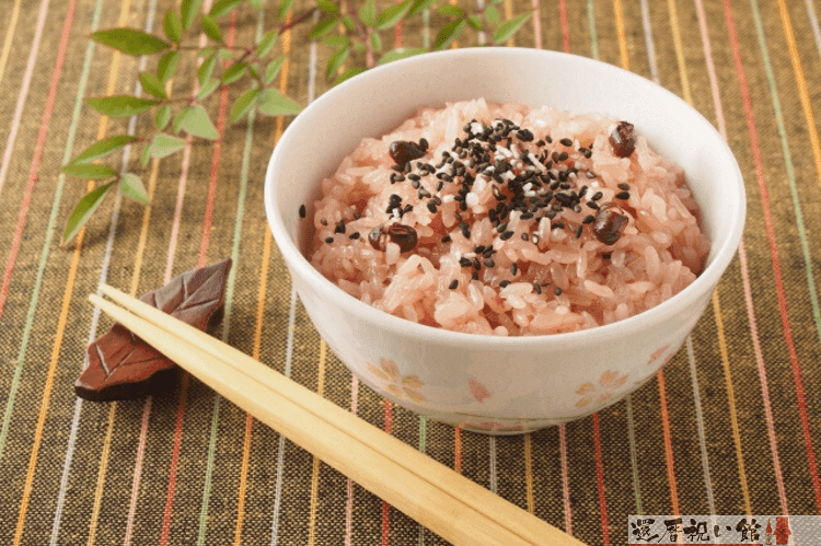 茶碗によそおられた赤飯とお箸