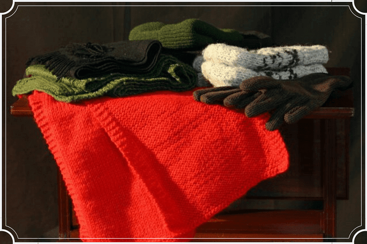 赤や緑、黒のマフラーと手袋や帽子