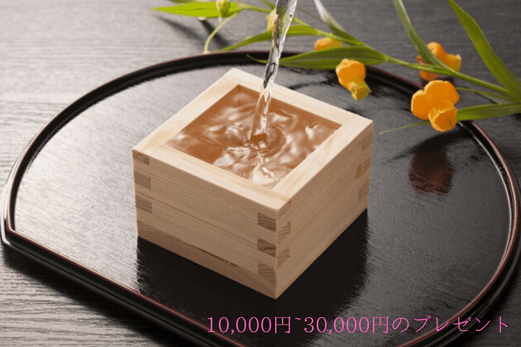 枡に日本酒をそそいでいる様子