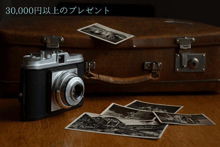 カメラとモノクロの写真と茶色の鞄