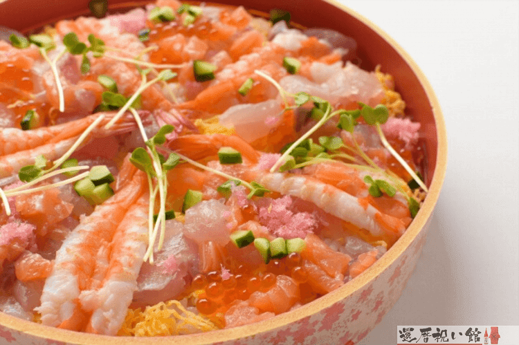 桶に入れられたちらし寿司