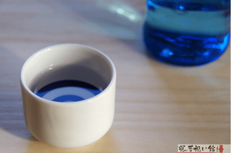 白いおちょこに日本酒が入っている