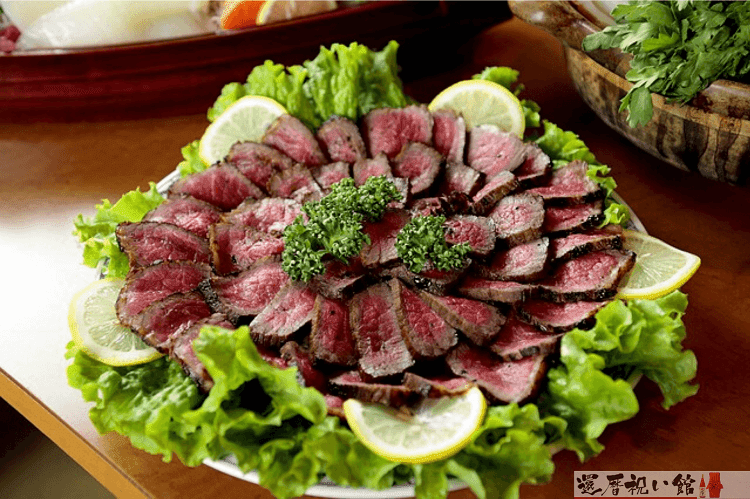 食べやすく切られたローストビーフ