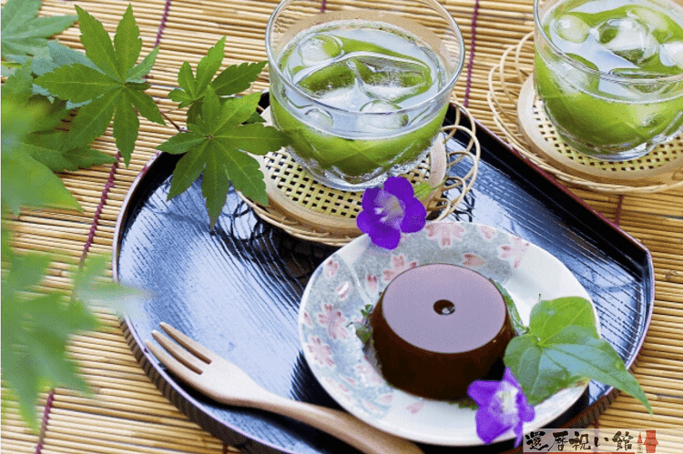 お盆に乗った冷たい緑茶とようかん