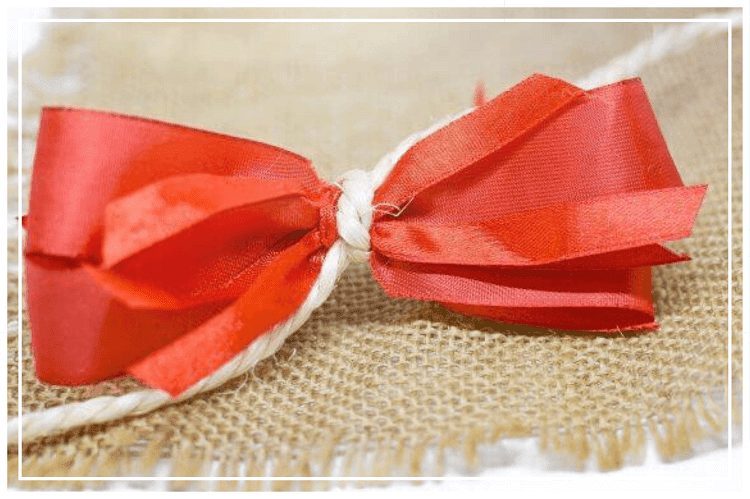 ひもで作られた赤いリボン