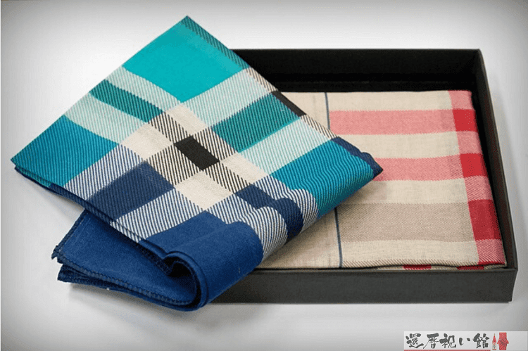 青系1枚、ピンク系1枚のチェック柄ハンカチ