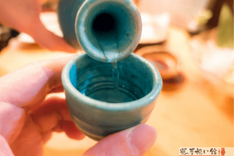 徳利に入っている日本酒をおちょこにつぐ様子