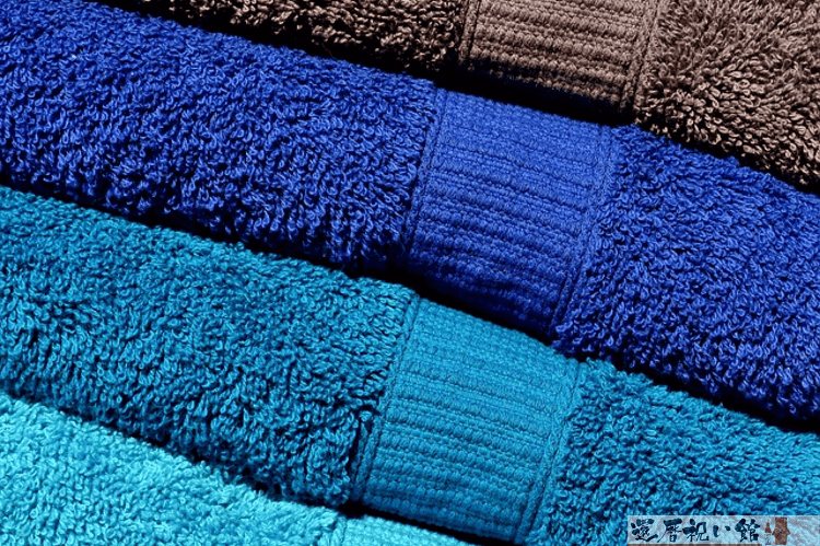 青やスカイブルー、ブラウンなどのカラフルなタオル