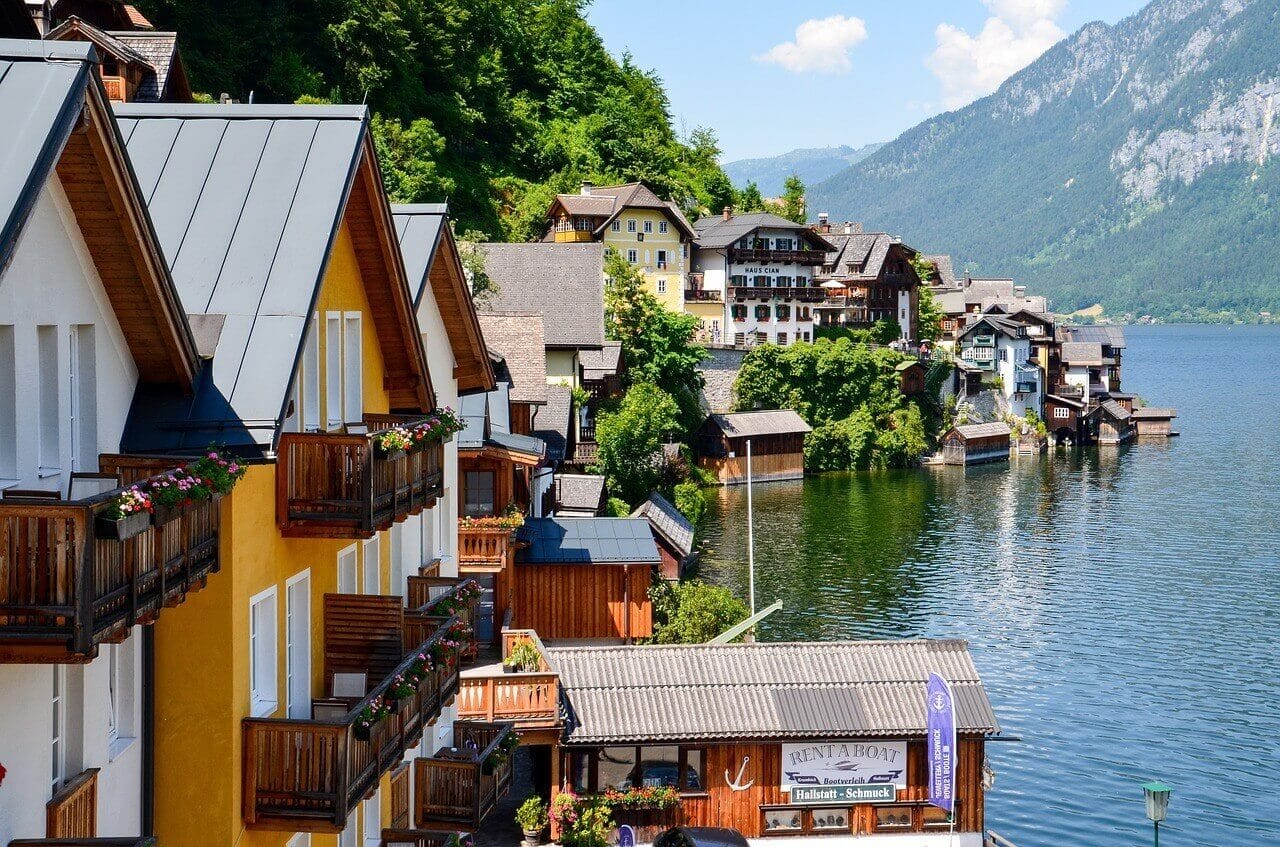 湖の畔の旅館群