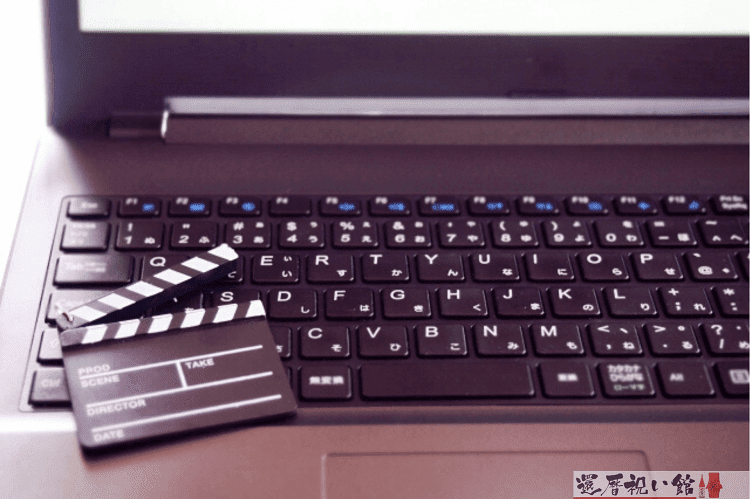 ノートパソコンのキーボード部分に小さなカチンコが置いてある