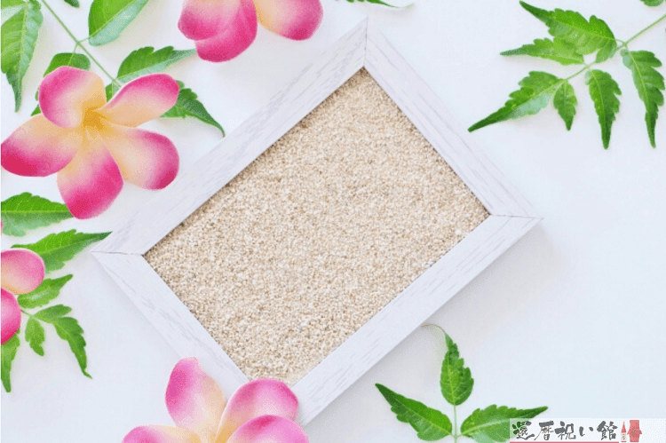 木の枠のフォトフレームの中に砂が入っている