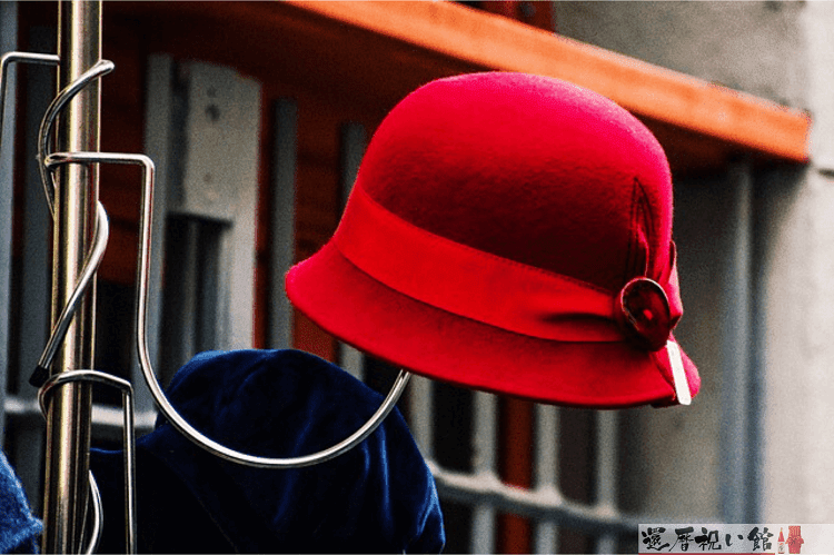 赤いボーラーハット