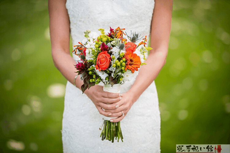 白いドレスを着て花束を持っている女性