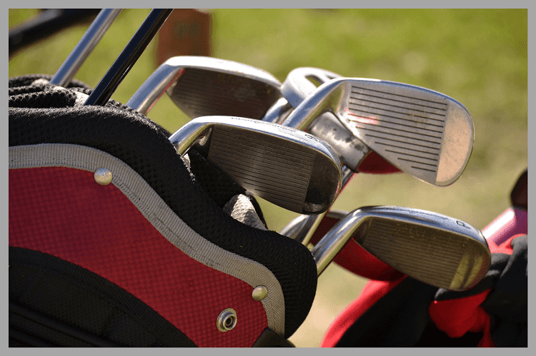 ゴルフバッグに様々な種類のクラブが入っている