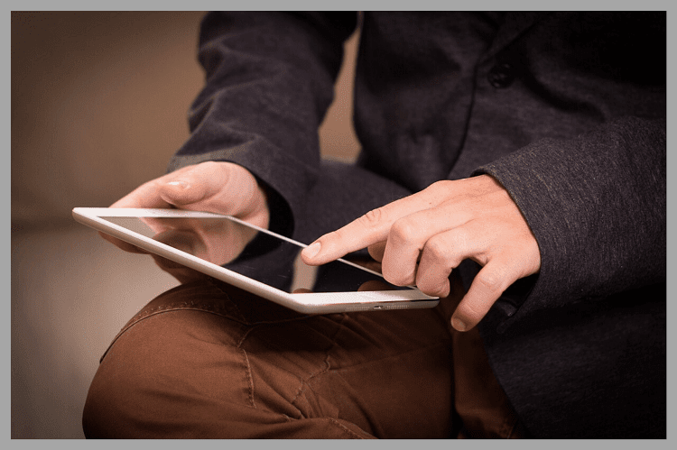 タブレットを扱う男性