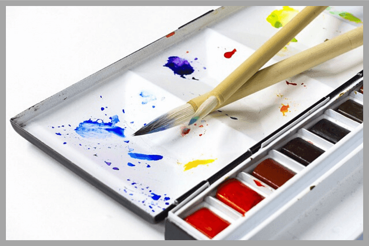 絵の具とパレットと筆2本