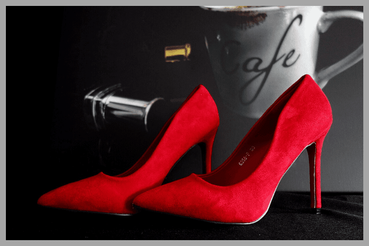 高いヒールの付いた赤いハイヒール