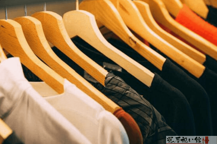 Viele T-Shirts auf Kleiderbügeln