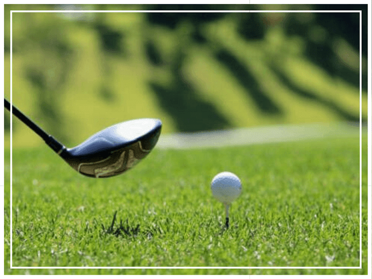 ゴルフボールとゴルフクラブ