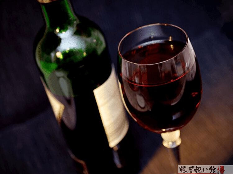 ワインの瓶とそのワインが入ったグラス