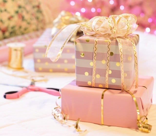 紫やピンクなど淡く煌びやかなカラーで包まれたプレゼントギフトたち