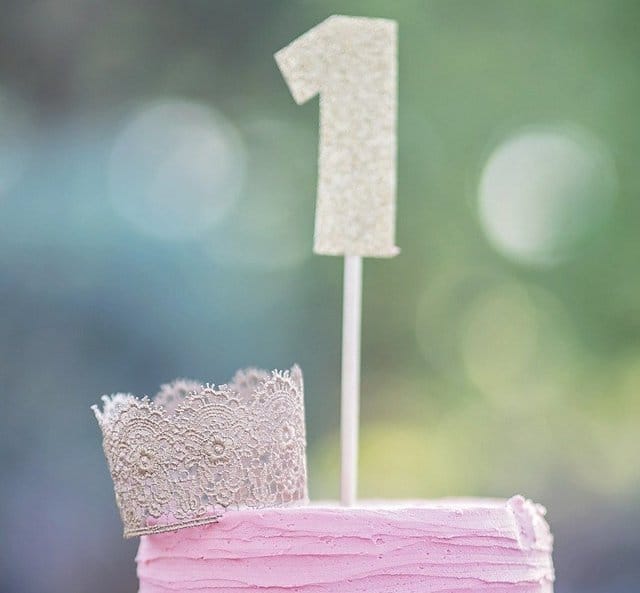 数字の1とレースで作られた小さな冠