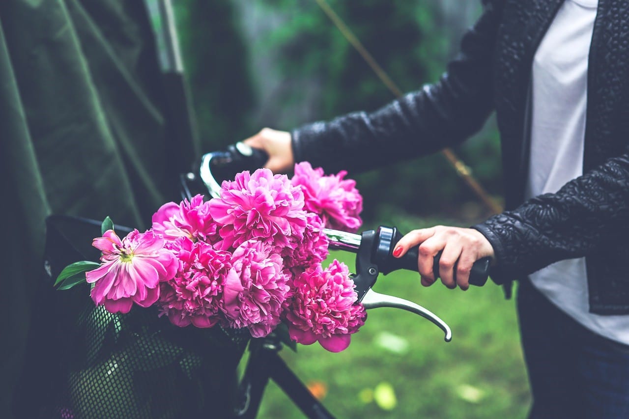紫色のプレゼント向けの花束