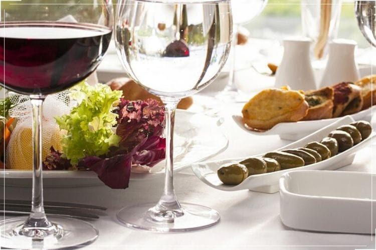 テーブルの上に置かれたパンやサラダ、フルーツ、ワイングラス