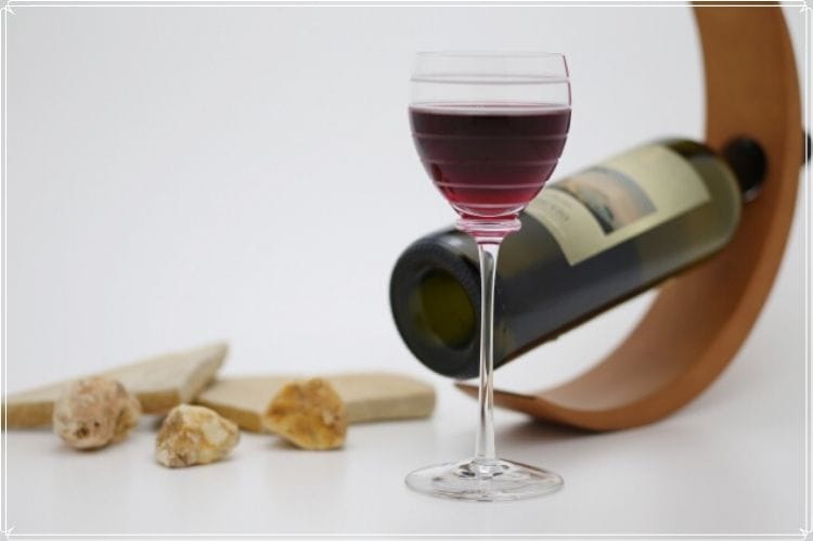 赤ワインの瓶とその赤ワインが入ったグラス