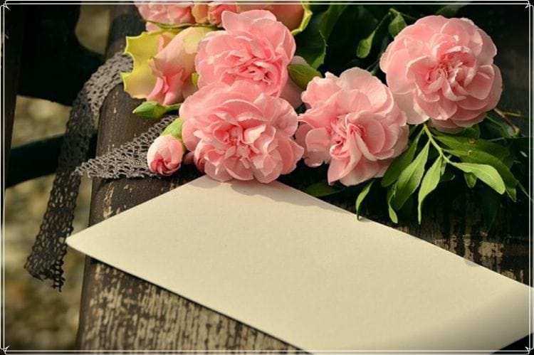 ピンクの花と白い封筒