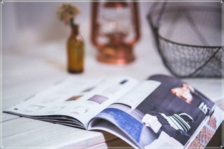 テーブルの上に置かれた開いた雑誌