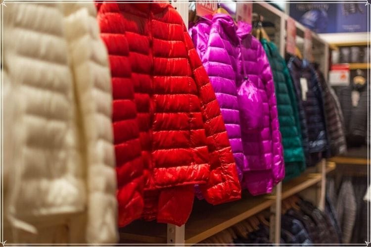 様々な色の子供用のダウンジャケット