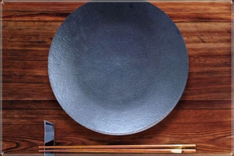 灰色の陶器製の皿と木製のお箸