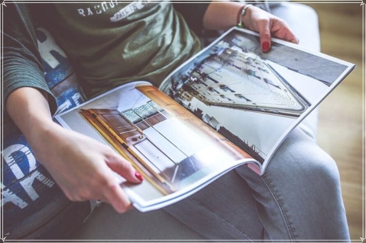 ソファに座り雑誌を読んでいる人