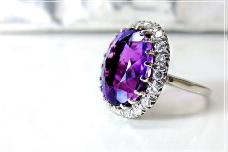 紫色のアメジストの指輪