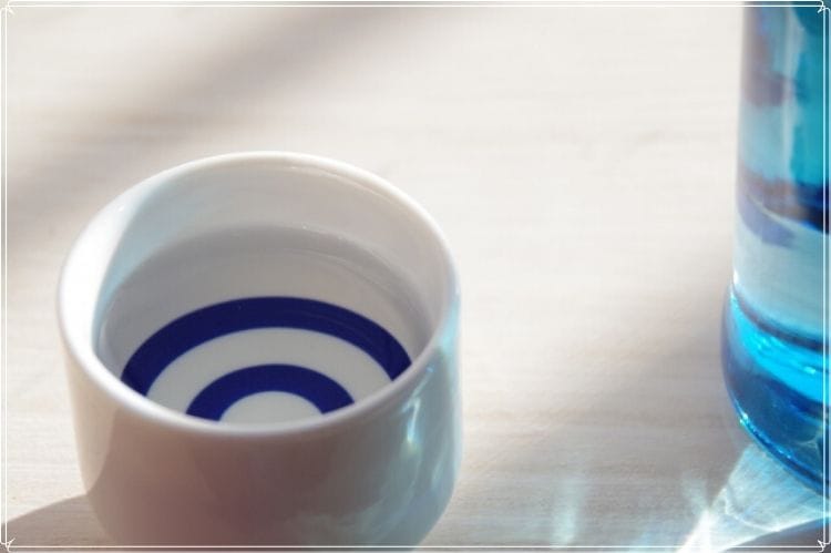 白いおちょこに入った日本酒