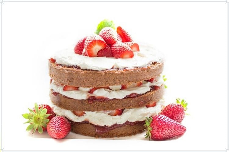 いちごとクリームが三層になっているチョコレート生地のケーキ