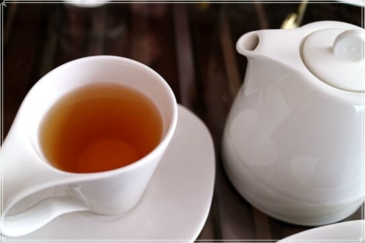 白い紅茶のティーポットとティーカップ