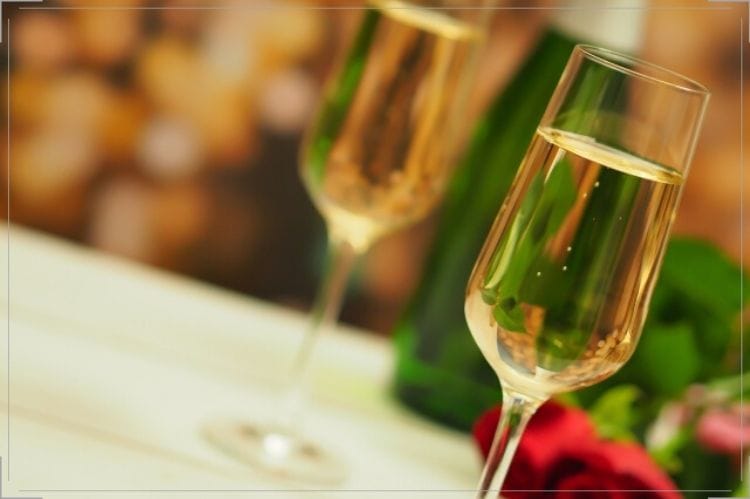 シャンパンが入った2つのグラス