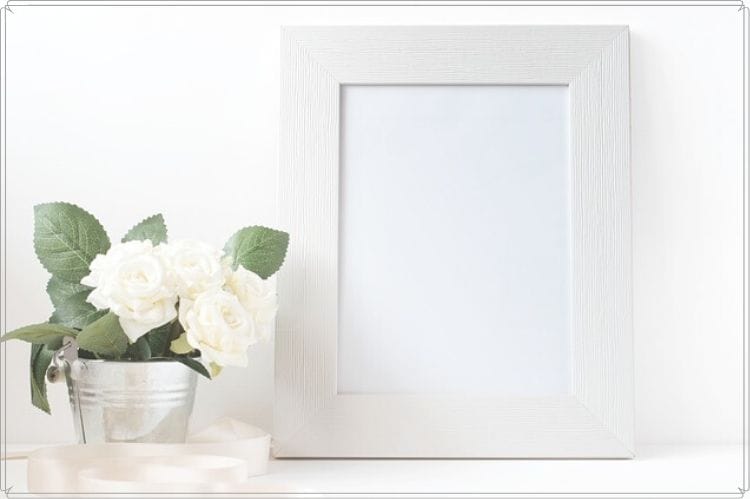 白いフォトフレームとアルミ缶に入った白い花