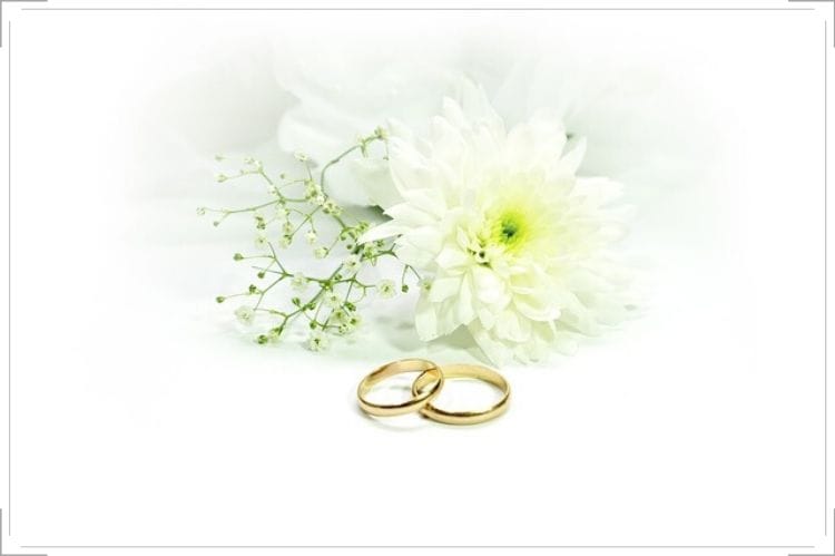 白い花とゴールドのダブルリング