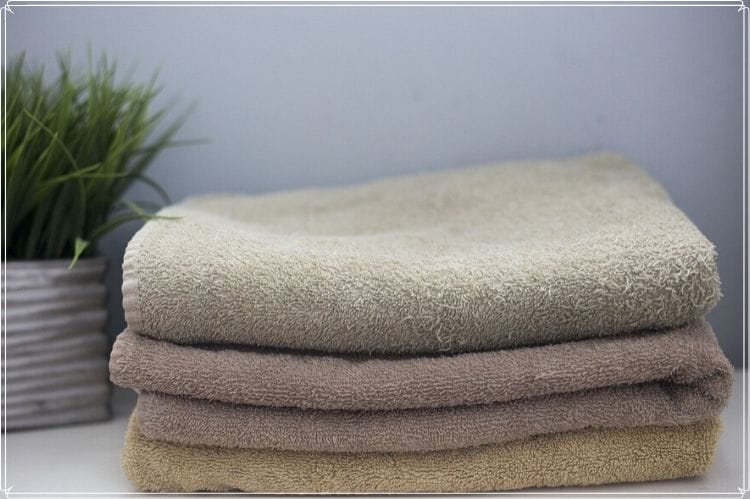 畳んで重ねられているバスタオル