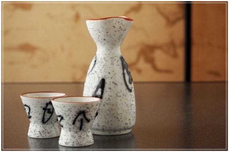 徳利と2つのおちょこ