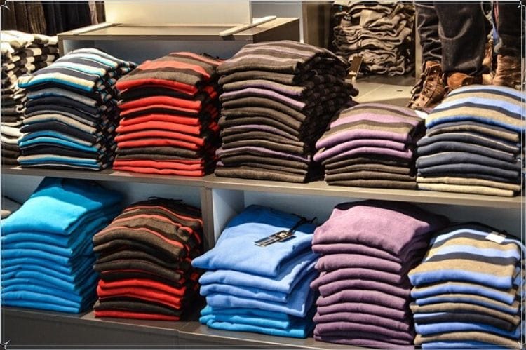 洋服店で陳列のために折りたたまれた洋服