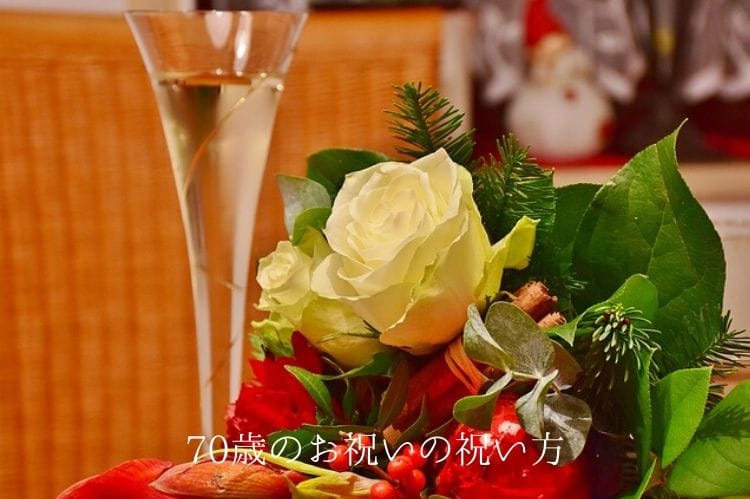 黄色い薔薇2本とシャンパンが入ったグラス